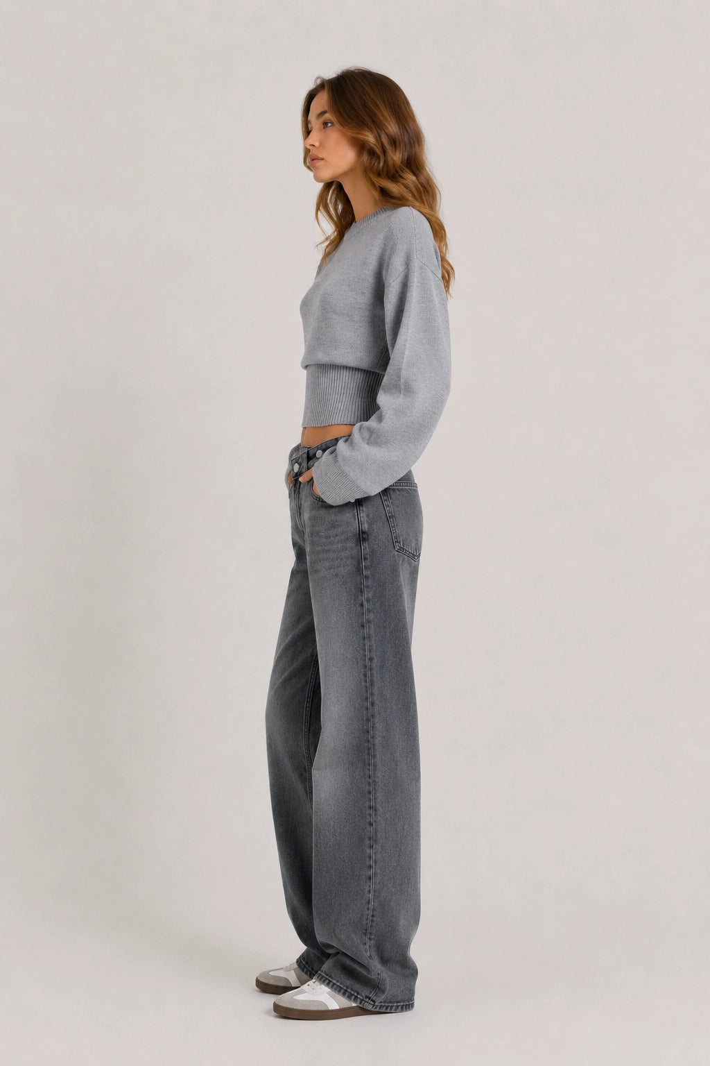 Silver knit sweater with crew neck and long sleeves, ribbed cuffs and hem